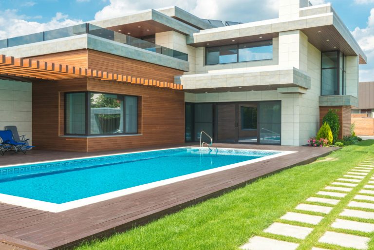 Net-Zero Energy Homes: How Solar Integration is Redefining Property Values